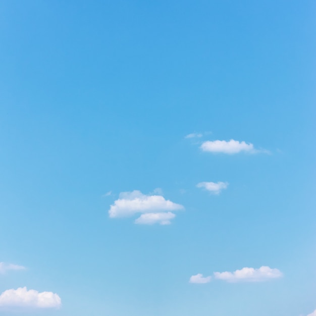 白い雲と明るいシアンの青い空-あなた自身のテキストのためのスペースを持つパステルカラーの背景