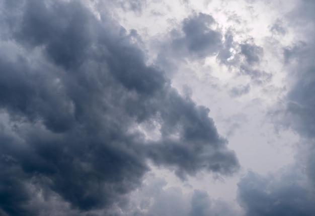 暗闇の中で光と劇的な嵐の雲の背景