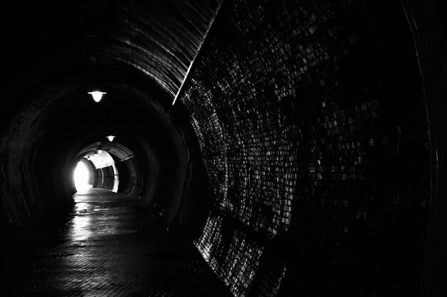 Foto luce alla fine del tunnel