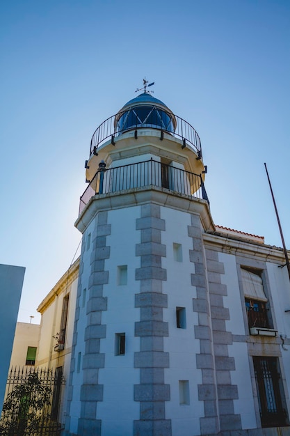 灯台、観光、真っ青な海と地中海建築のスペインの風景