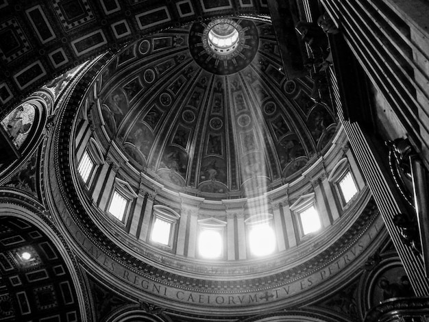 Photo light inside the cupola of st peters basilica in rome