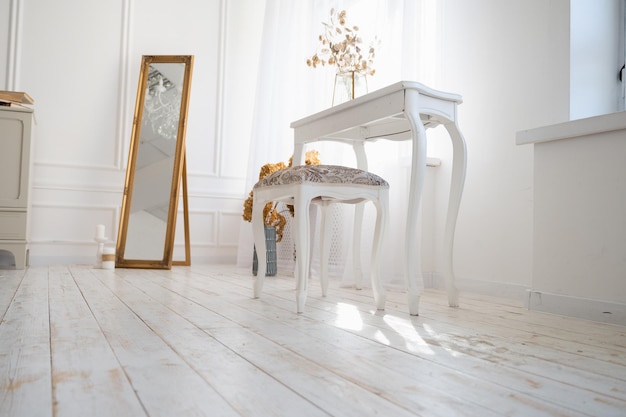 Фото Светлый интерьер с зеркалом и будуарным столиком или столиком для макияжа. минималистичный интерьер спальни или гостиной.