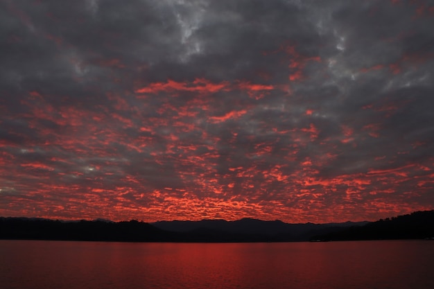 美しい日のライトオレンジの夕日