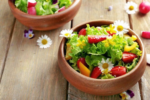 Insalata biologica leggera con fiori, da vicino