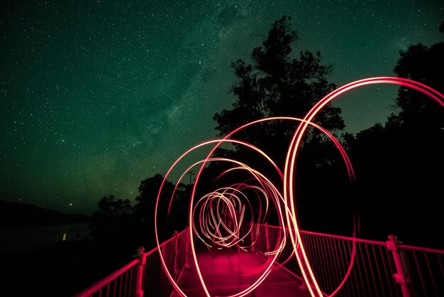 Foto pittura leggera contro il cielo notturno