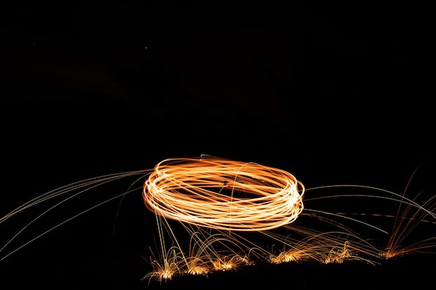 スチールウールを使ったライトペインティング - 夜の花火の展示
