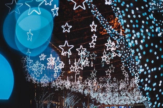 Фото Светлые картины, висящие ночью во время рождества