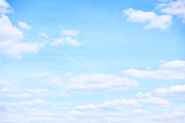 Photo light pastel blue sky with clouds, may be used as background