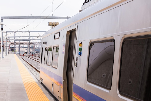 Treno leggero per l'aeroporto internazionale di denver presso la union station.