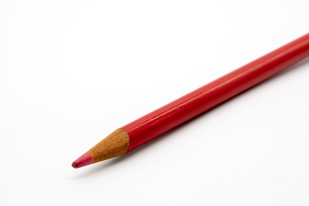 Foto matita di colore rosso o rosa chiaro isolata su fondo bianco.