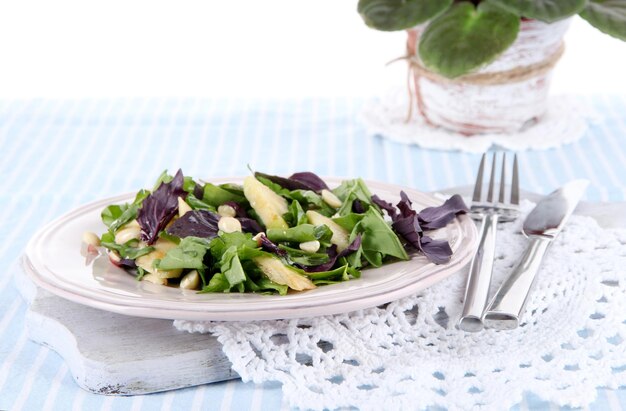 Foto insalata leggera sul piatto sul tovagliolo