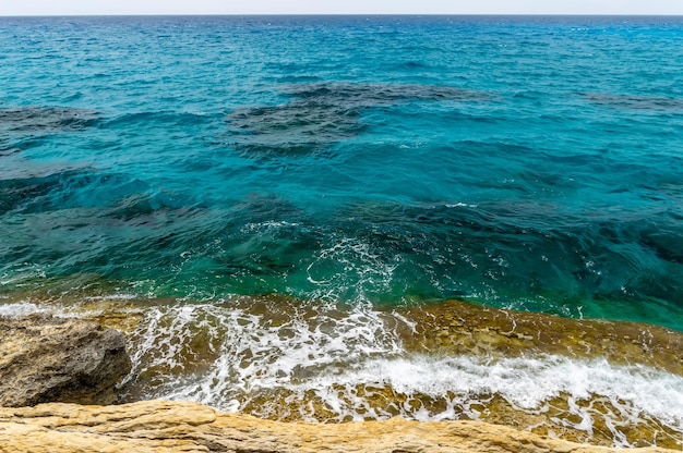 Легкий морской прибой на побережье Средиземного моря