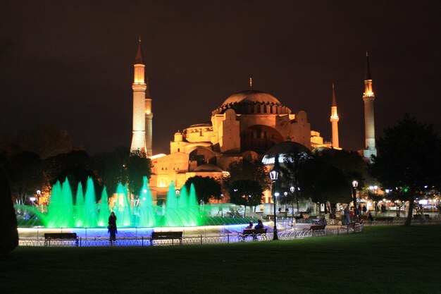 Photo light show of fountain with haghia sophia in background at night