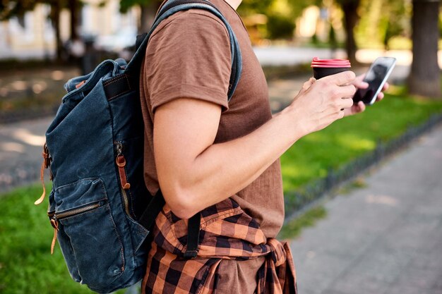 Viaggio spontaneo leggero, cerca un ostello o un bar per alloggi economici nell'app mobile