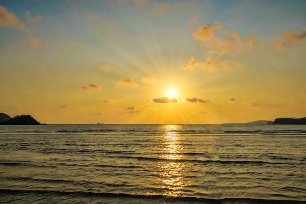 海の軽い夕日