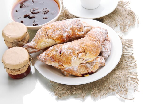 Colazione gustosa leggera isolata su bianco