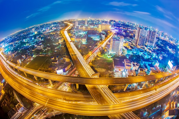Traccia leggera sulla superstrada nella città di bangkok. grattacieli di traffico e trasporto nella città moderna.
