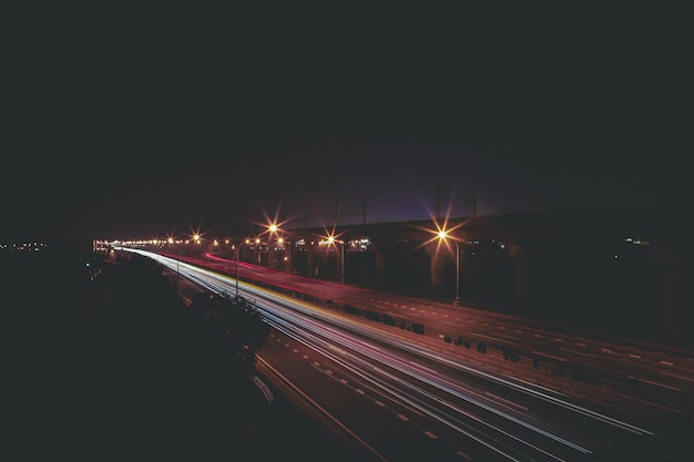 Photo light trail on highway against sky at night