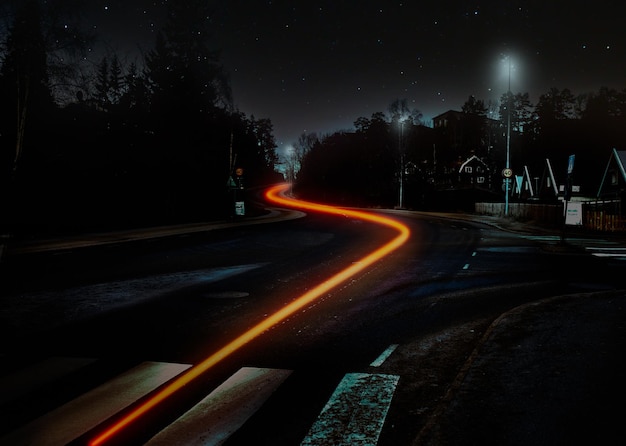 夜の道路の光の痕跡