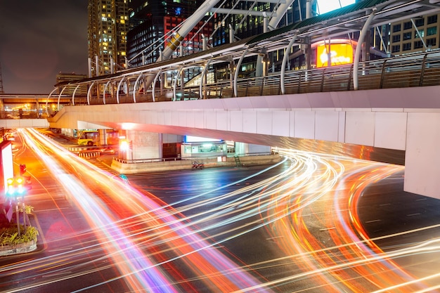 Foto sentieri di luce sul ponte in città di notte