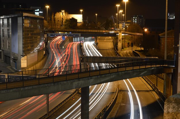 Foto sentieri luminosi in città di notte