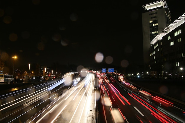 Foto sentieri di luce sulla strada della città di notte