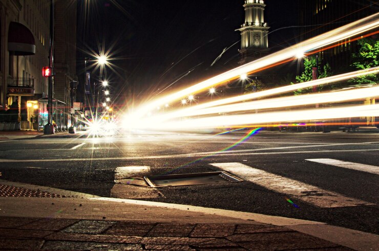 Photo light trails on city street at night