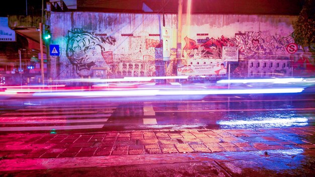 Foto sentieri di luce sulla strada della città di notte