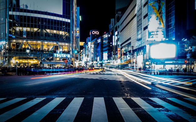 Photo light trails on city street at night