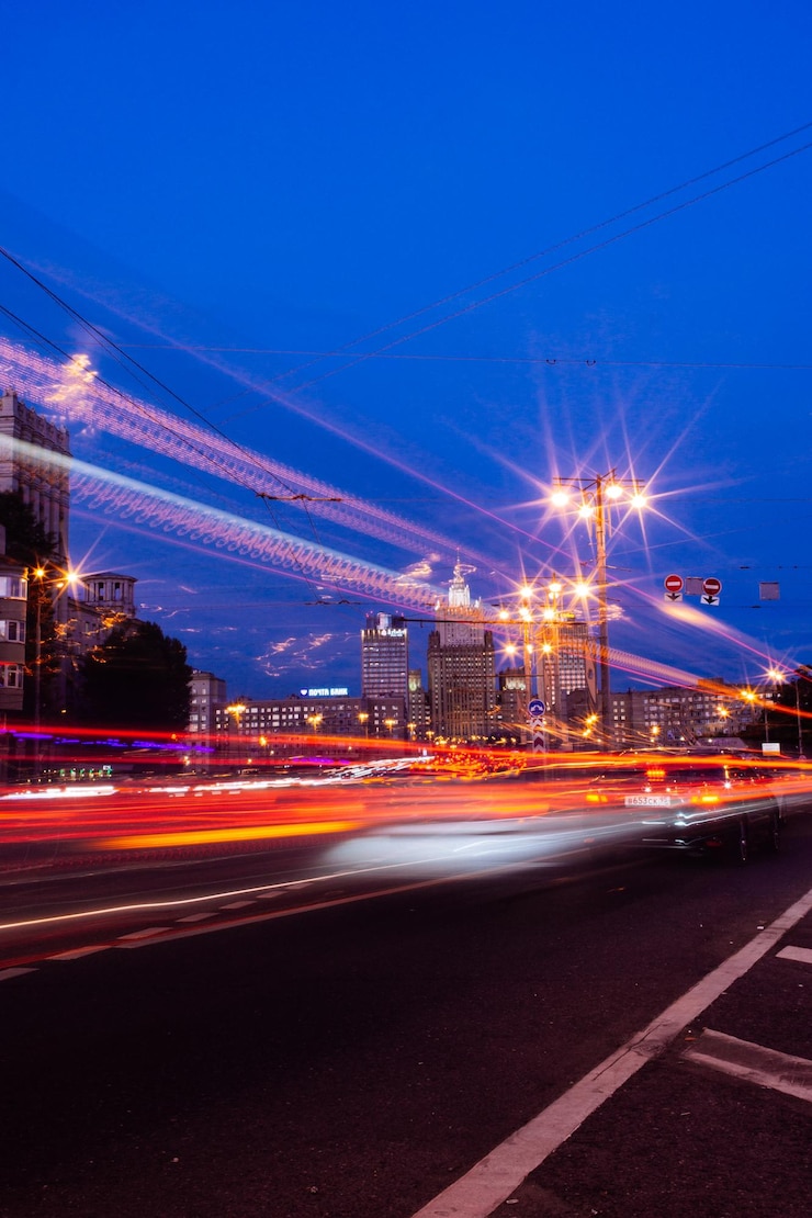 Photo light trails on city street at night