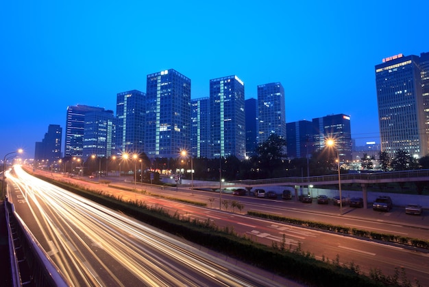 beijingChinaの夕暮れ時に高速道路の光の道