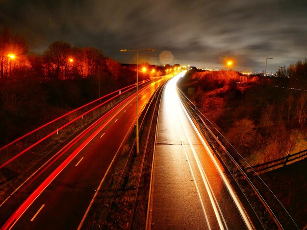 Foto sentieri di luce sull'autostrada di notte