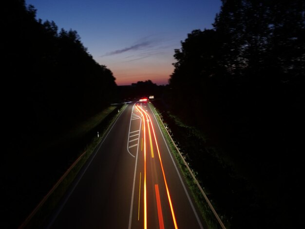 Foto sentieri di luce sull'autostrada di notte