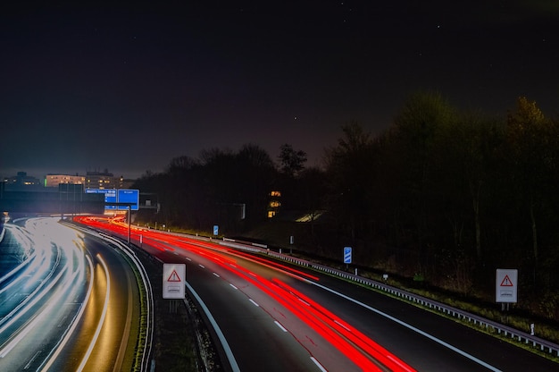 Foto sentieri di luce sull'autostrada di notte