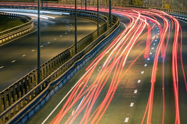 夜の高速道路のライトトレイル