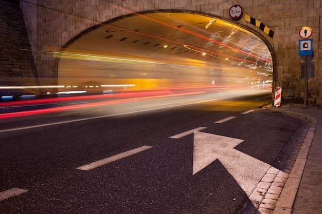 写真 夜の街のライトトレイル