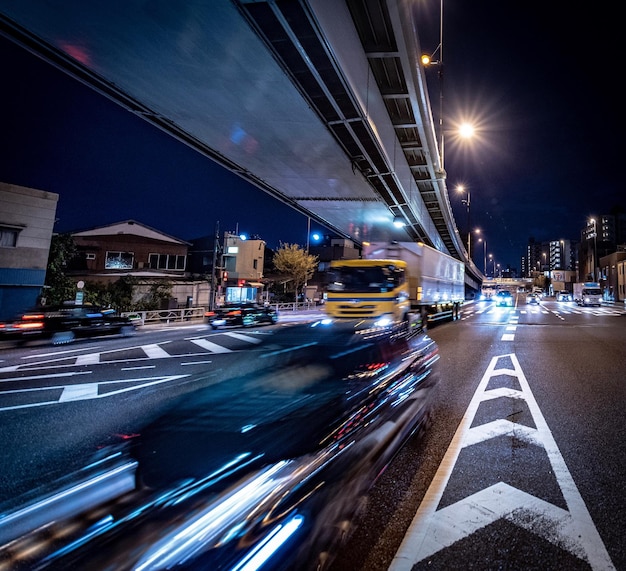 写真 夜の街のライトトレイル