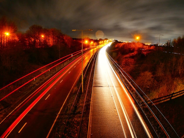 写真 夜の高速道路のライトトレイル