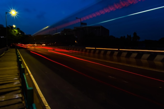 写真 夜の空に照らされた道路の光線