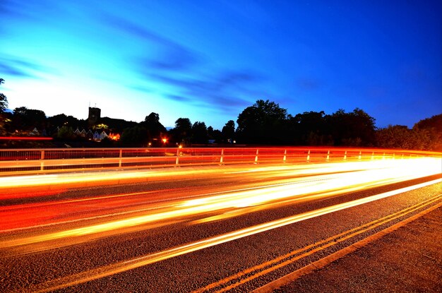 写真 夜空に照らされた道路の光線