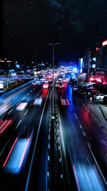 사진 밤 에 도시 도로 에 있는 빛 의 흔적