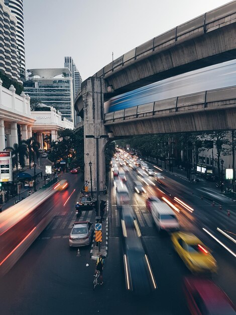 写真 都市の道路上のライト・トレイル