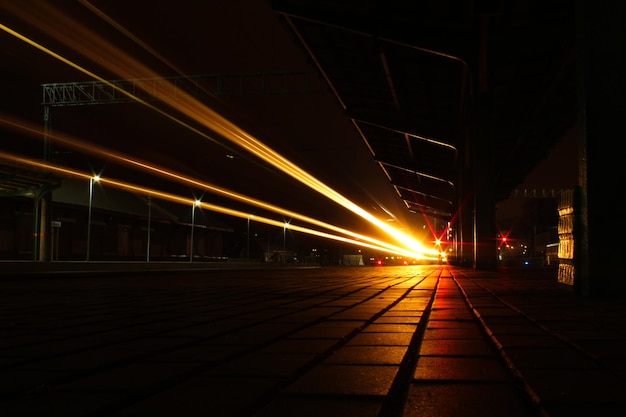 夜の鉄道駅のライト・トレイル