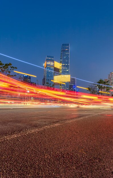 Photo light trails on road against clear blue sky