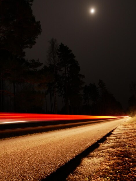 Foto tracce di luce sulla strada contro il cielo notturno