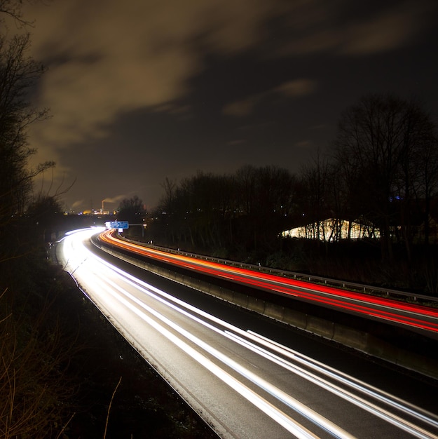 Foto tracce di luce sulla strada contro il cielo notturno