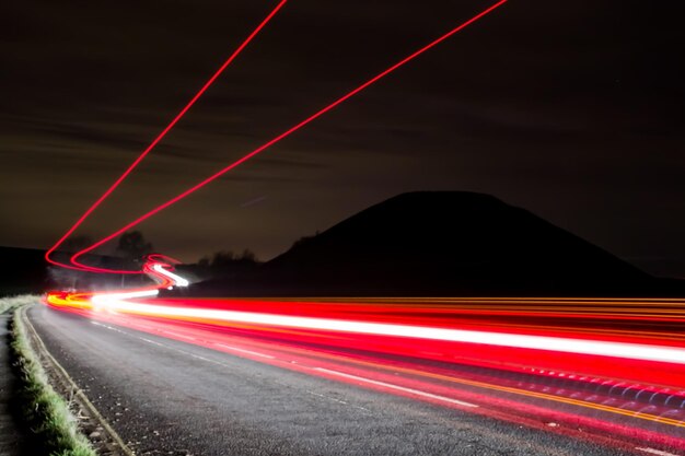 Photo light trails on road against sky at night