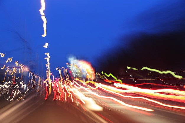 Foto tracce di luce sulla strada contro il cielo di notte