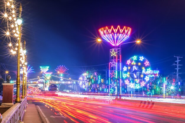 Photo light trails on road against sky at night