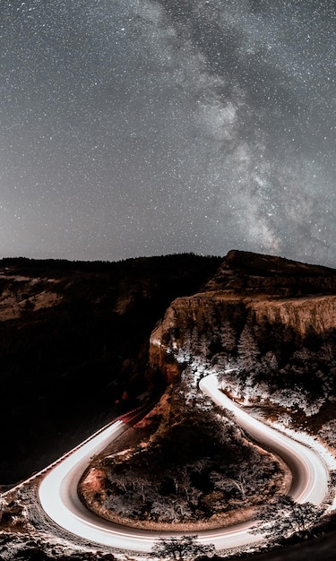 Tracce di luce sulla strada contro il cielo di notte